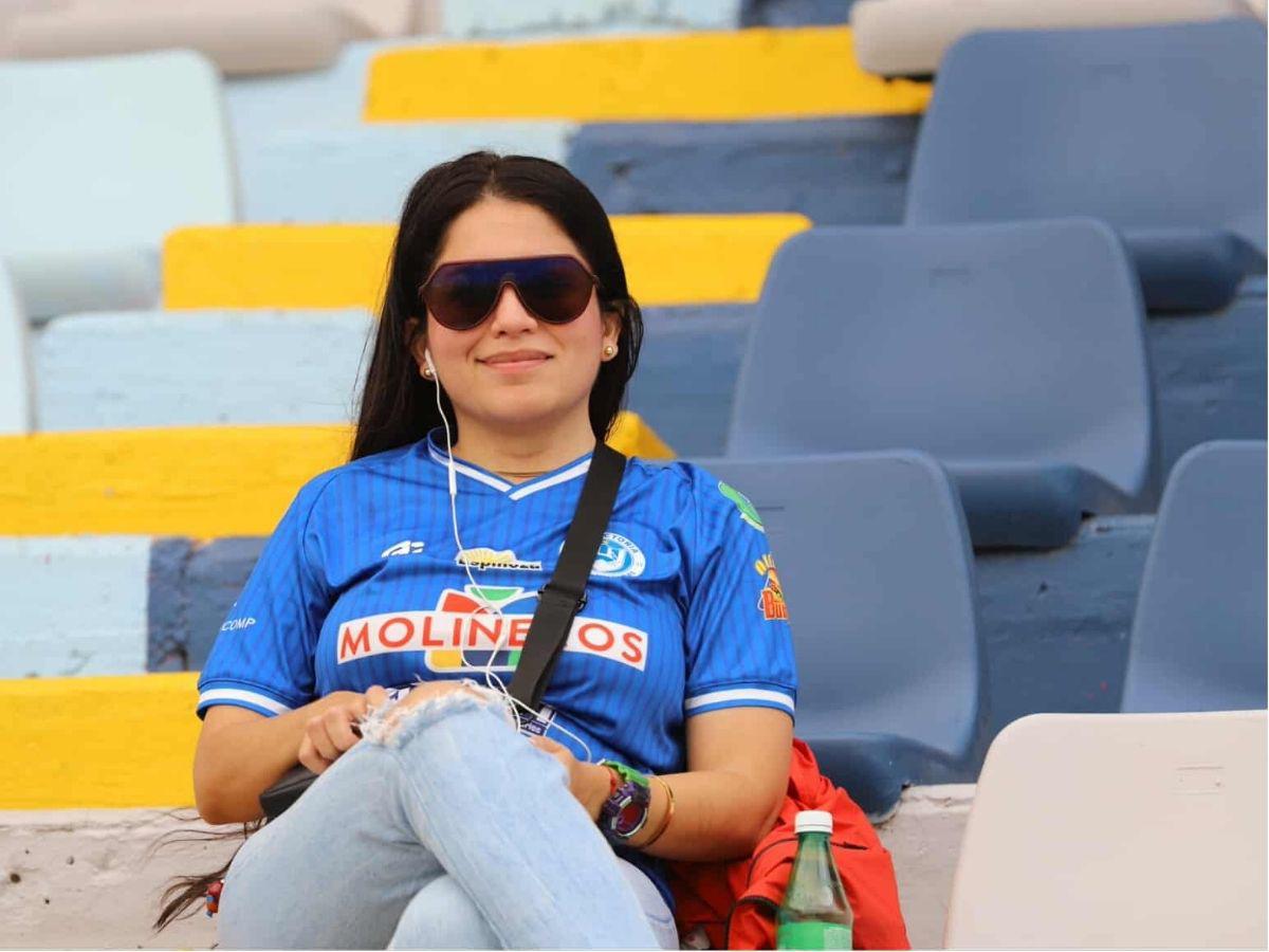 Chica de lentes enamoró, gestos tristes en Victoria tras goleada de Marathón y Messiniti con dedicatoria en La Ceiba