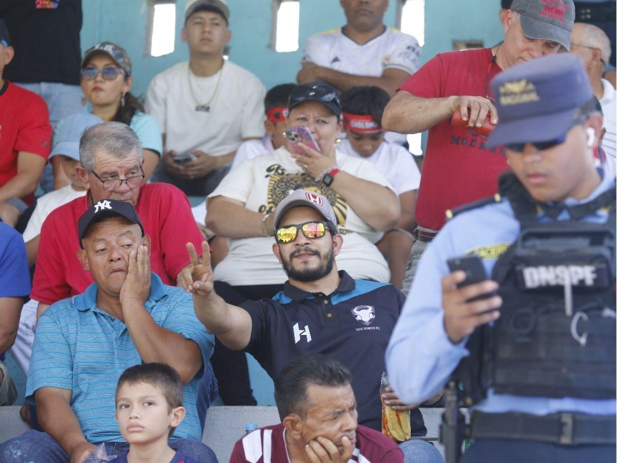 Bella chica causa furor en el Choloma vs Independiente, los famosos de la finalísima y la zarca que robó miradas