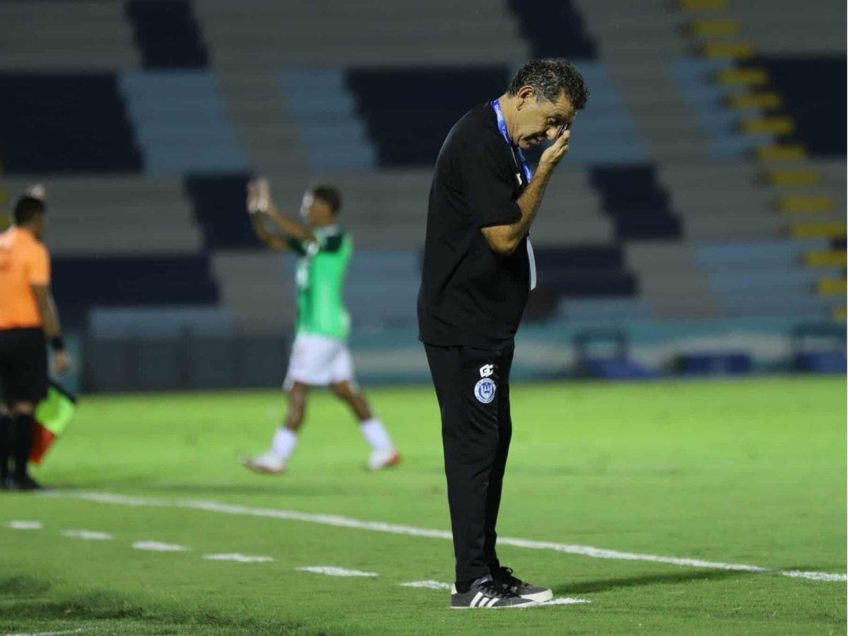 Chica de lentes enamoró, gestos tristes en Victoria tras goleada de Marathón y Messiniti con dedicatoria en La Ceiba