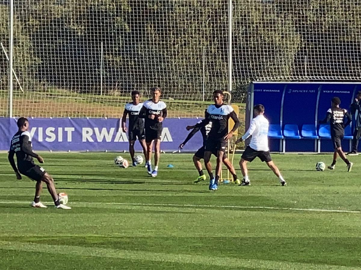 José Molina puso a sudar a los convocados y tres nuevos 'fichajes'; así fue el primer entreno de Honduras en España