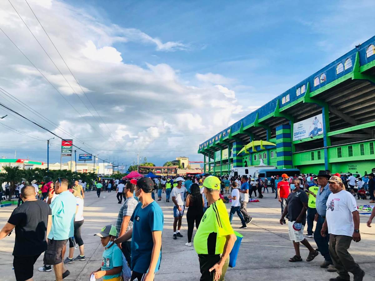 Olimpia causa locura en Olancho: Pedro Troglio se deja querer por la afición, bellas modelos de la batucada y caballos de raza