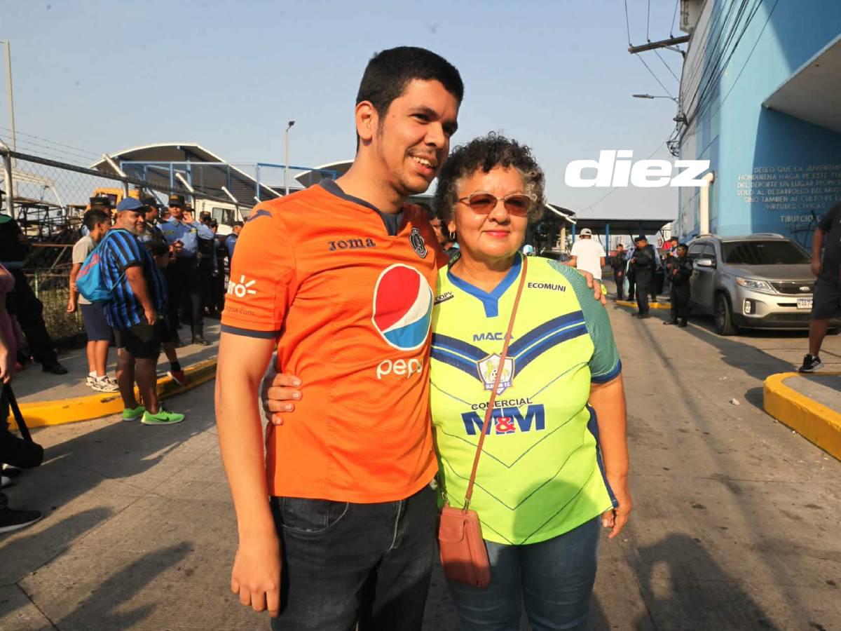 En familia, pero cada uno apoyando al equipo de sus amores.