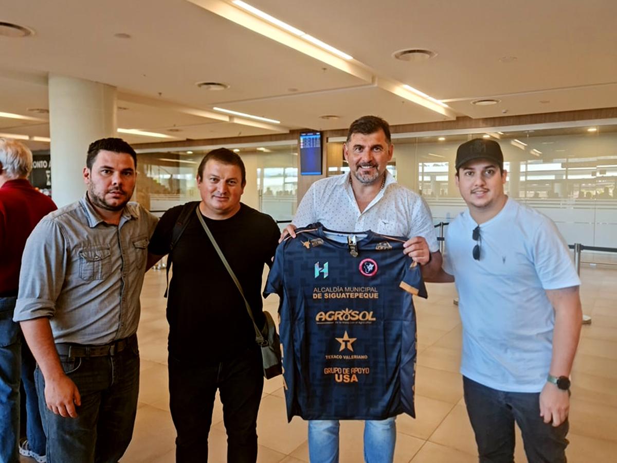 La llegada del Tato García a Honduras para firmar con el Independiente.