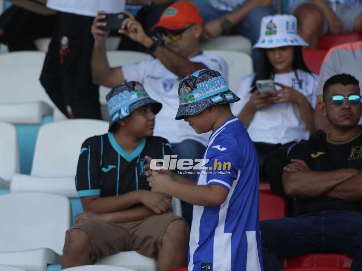 La chica que enamoró en el Honduras-Cuba, volvió la mascarilla y los dos debutantes de La H en la Eliminatoria