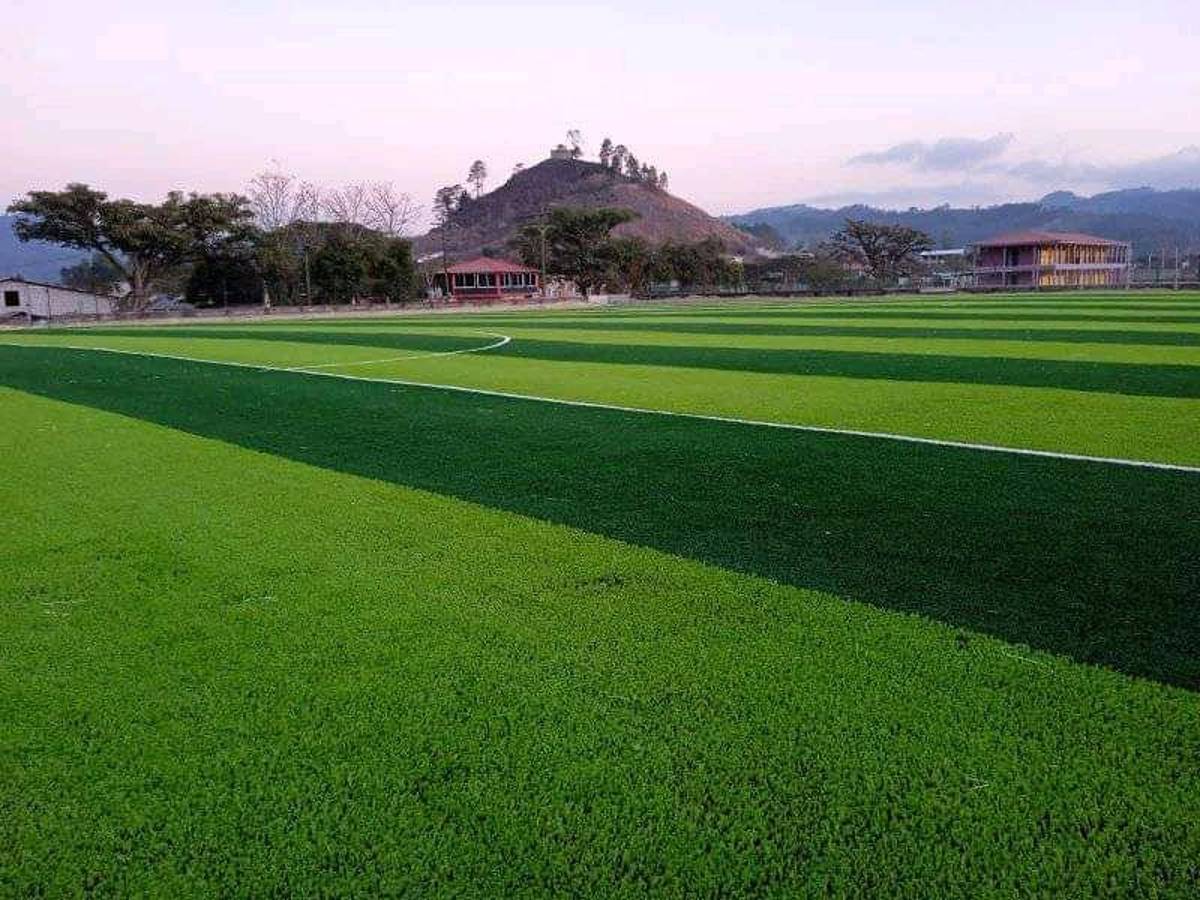 Después de ser un tierrero a esto: Inauguran hermoso campo de fútbol sinténtico en Marcala, La Paz