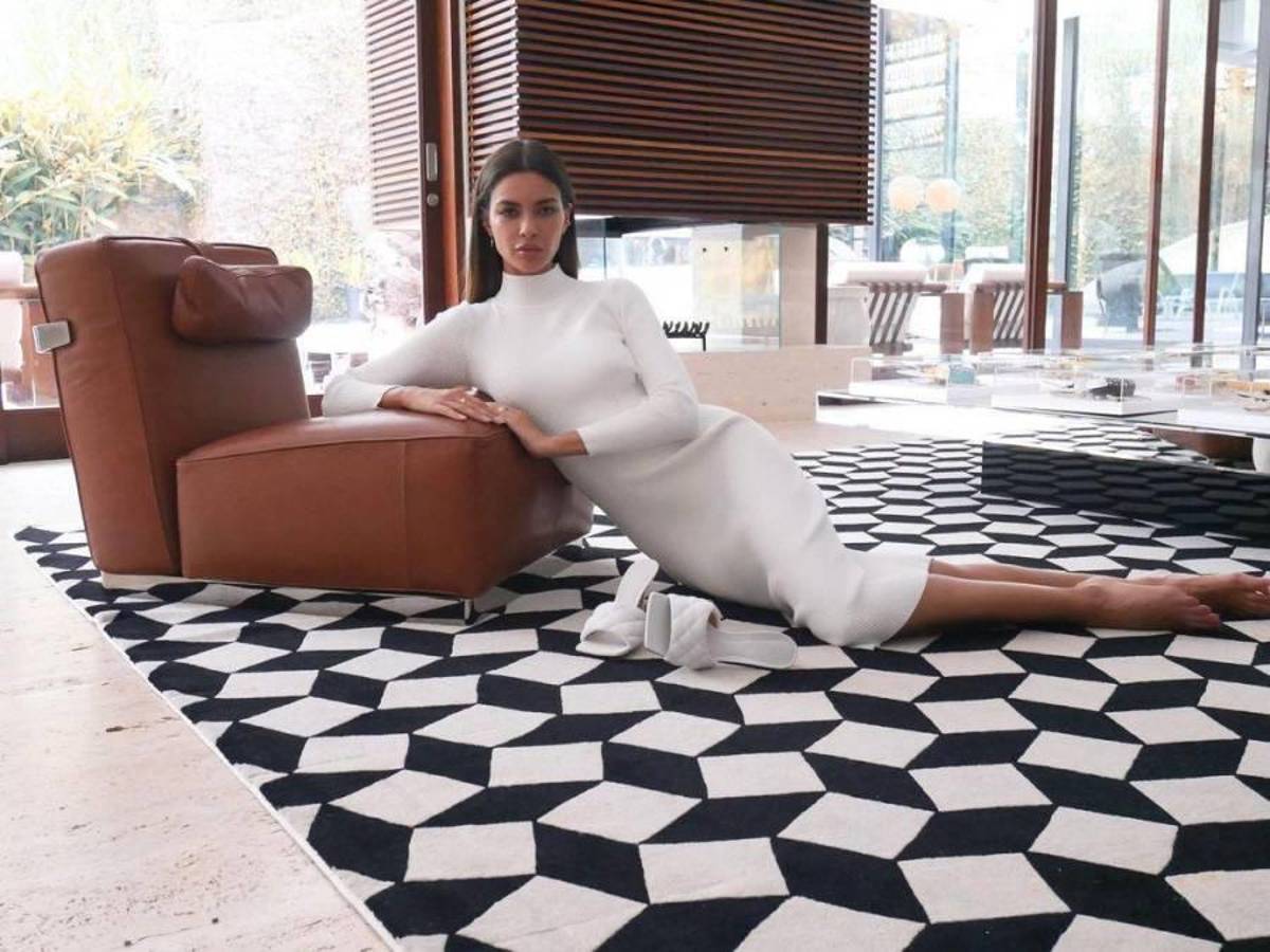 Dejó a estrella del fútbol tras un polémico caso y por infiel; ahora aparece besándose con otra chica