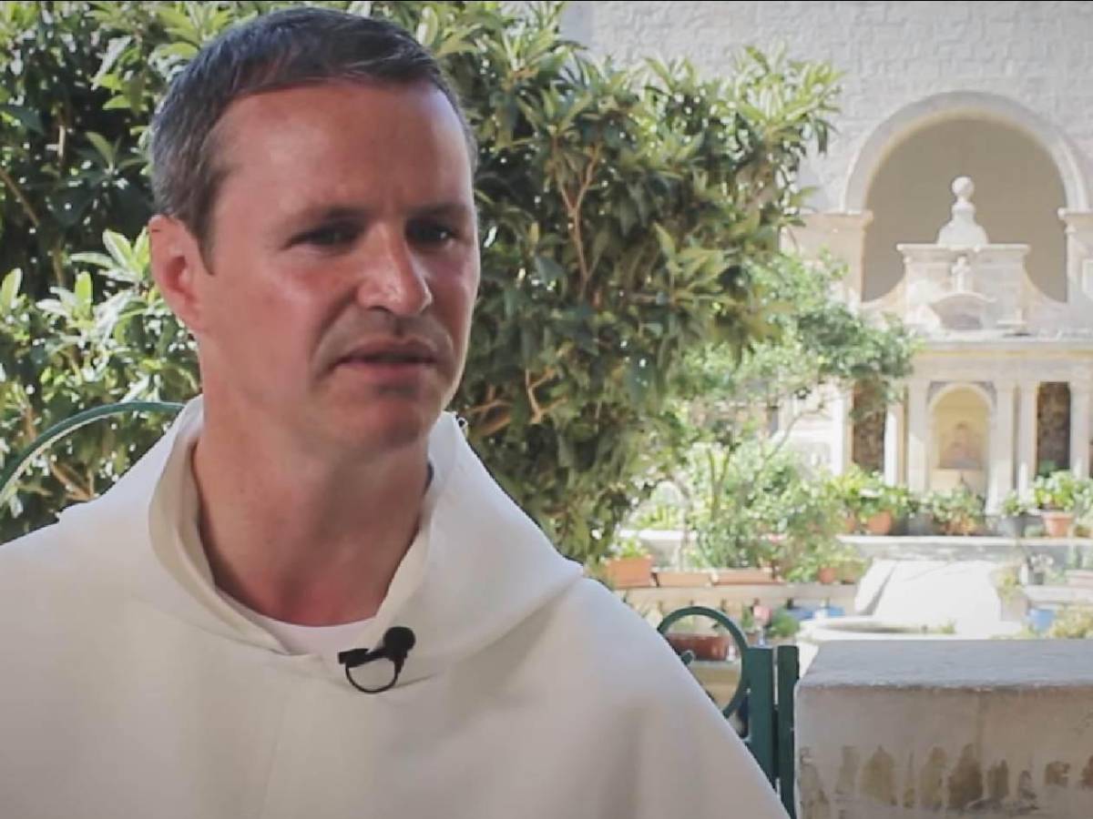 De jugar en el United a sacerdote: así cambió su vida y este fue su salario de futbolista: “a veces somos infelices”