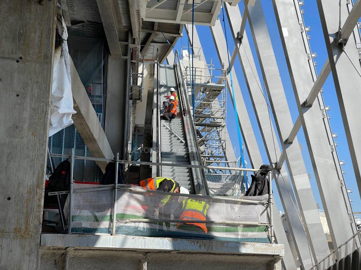 Sale a la luz cuando sería la inauguración del estadio Santiago Bernabéu: otro cambio de césped y nueva grada lateral
