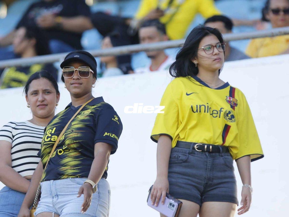 Rabia en Real España, insólita pancarta, derroche de bellezas y desenfreno en Marathón tras barrer a La Máquina en el clásico