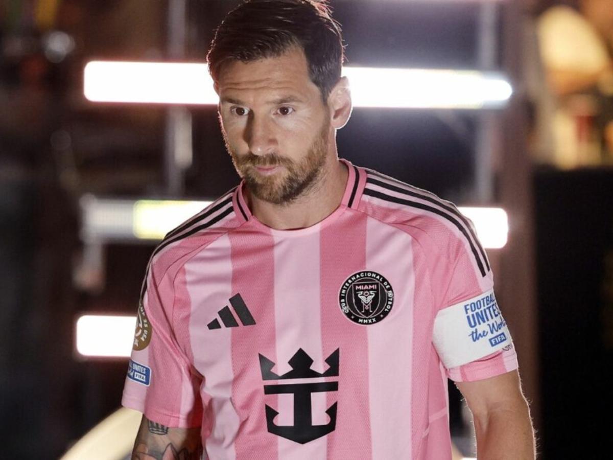 Messi juega con estatuas, no con compañeros; está rodeado de futbolistas que corren como si llevaran bolsas de cemento