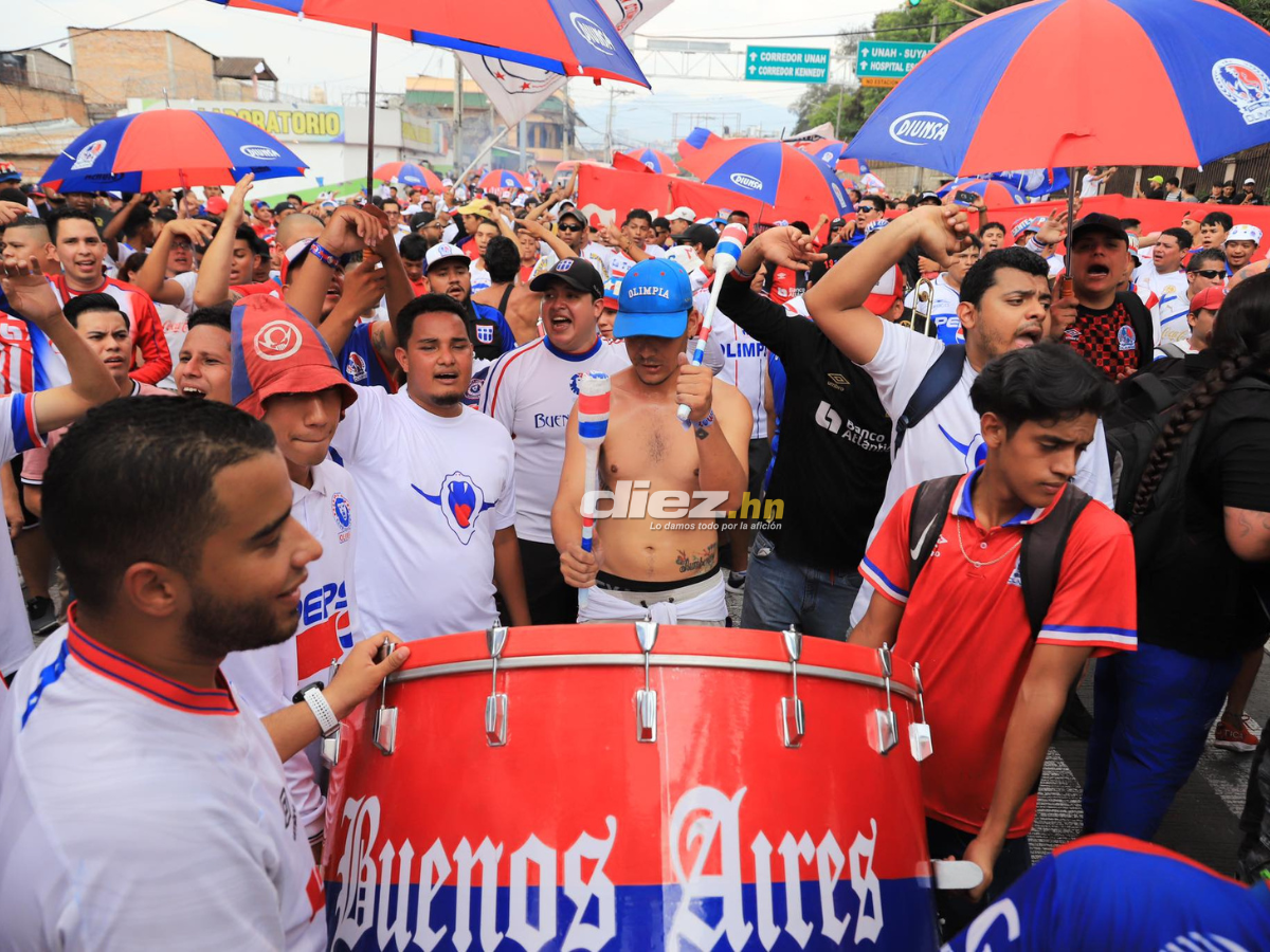 La llegada de la Ultra FIEL al Estadio Nacional de Tegucigalpa. FOTO: Marvin Salgado.