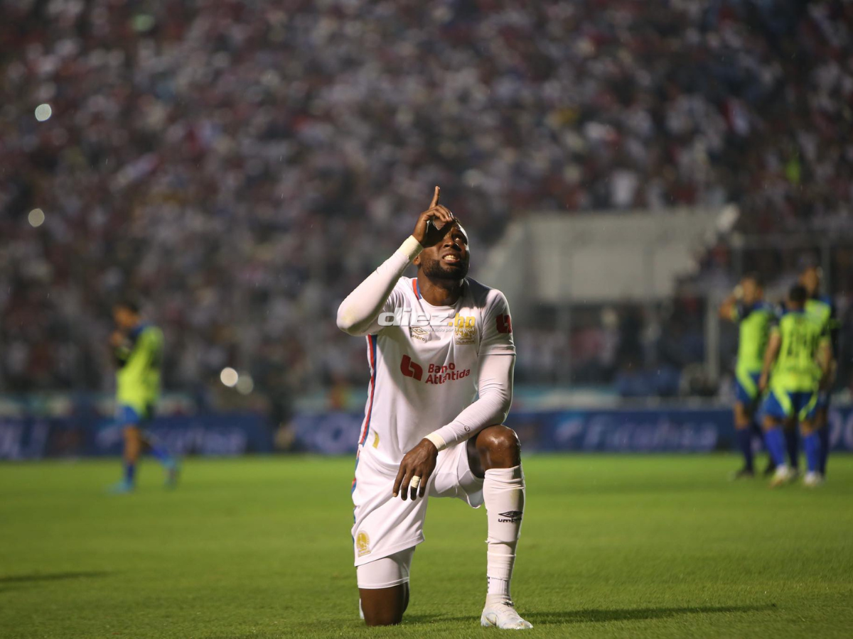 Así festejó Yustin Arboleda el gol de Olimpia ante Olancho FC. FOTO: Andro Rodríguez.