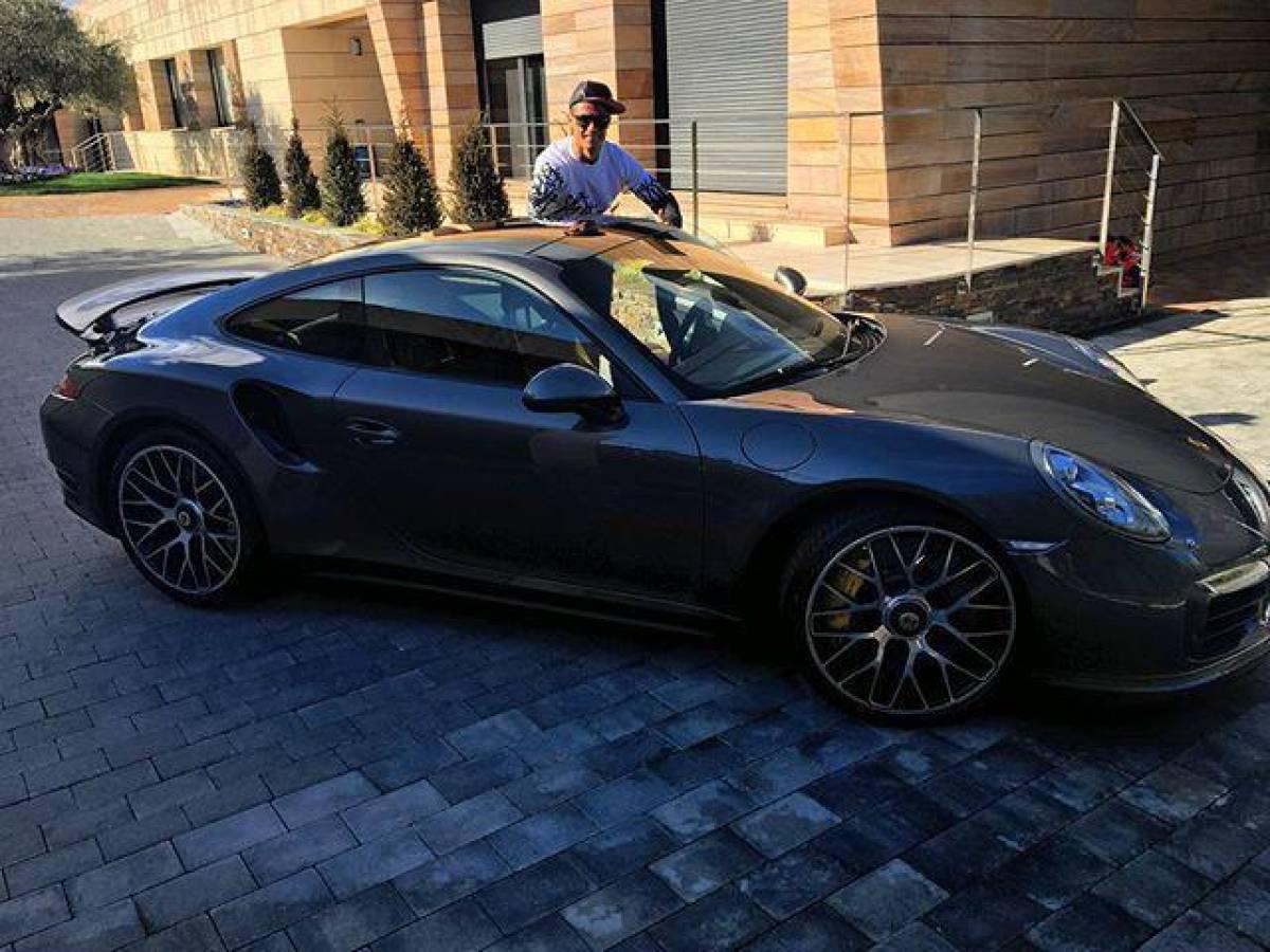 ¡Georgina le regaló una joya más! Asciende la impresionante colección de carros de Cristiano Ronaldo: un garaje galáctico