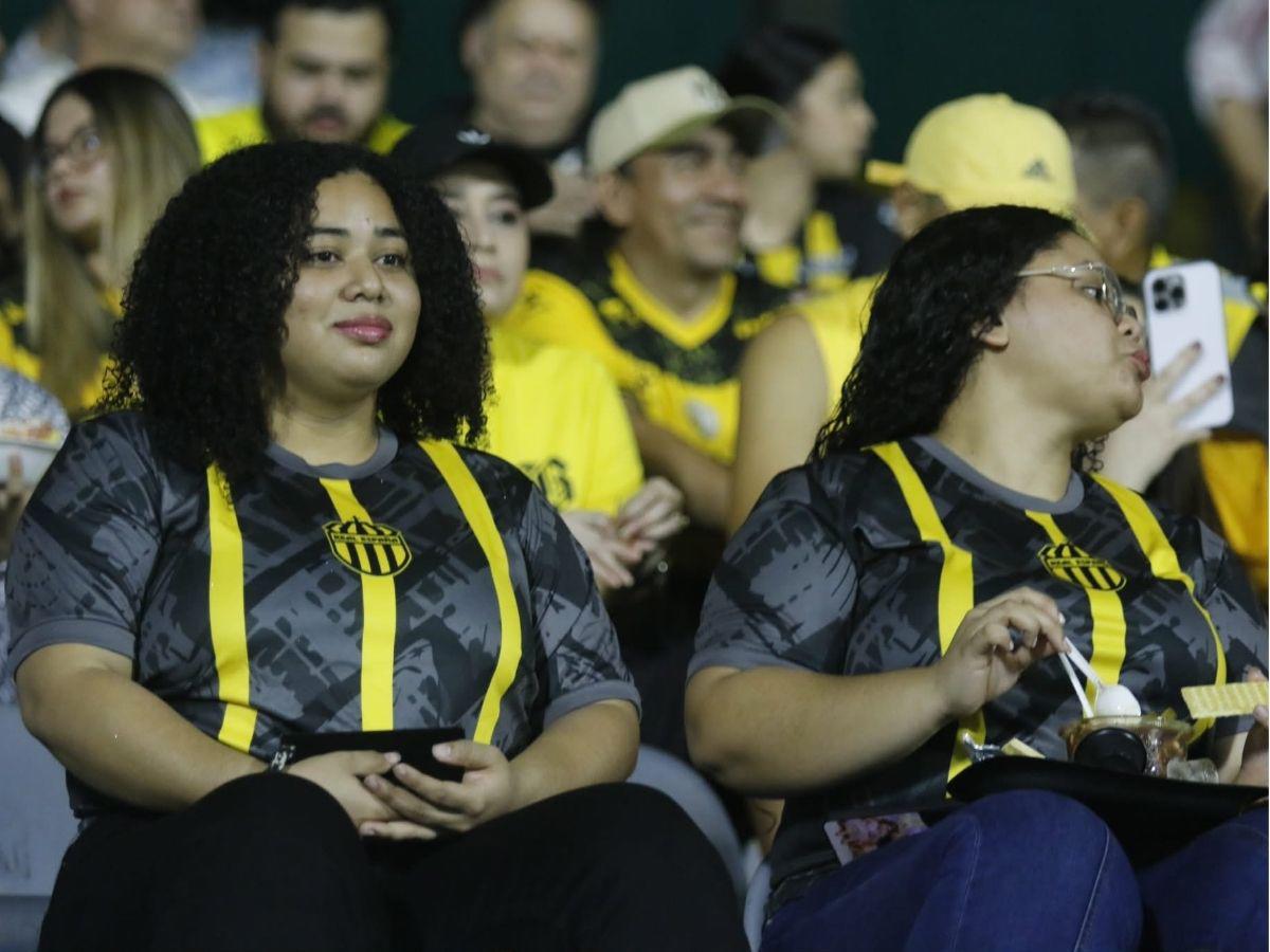Bronca de aficionados con jugador de Real España afuera del Estadio Morazán y futbolistas aurinegros rompen en llanto