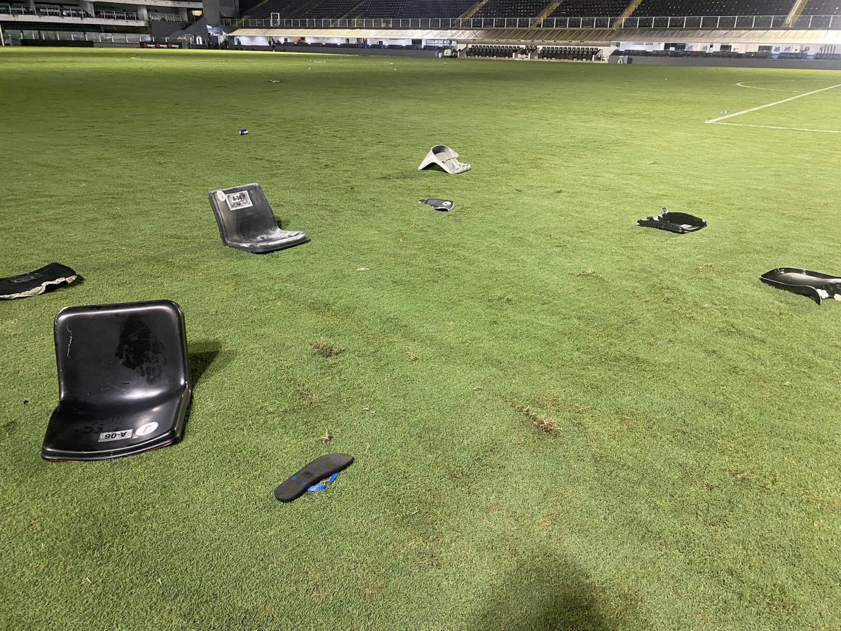 Drama en Brasil: Santos descendió y sus aficionados incendiaron las calles de la ciudad y el carro de un jugador
