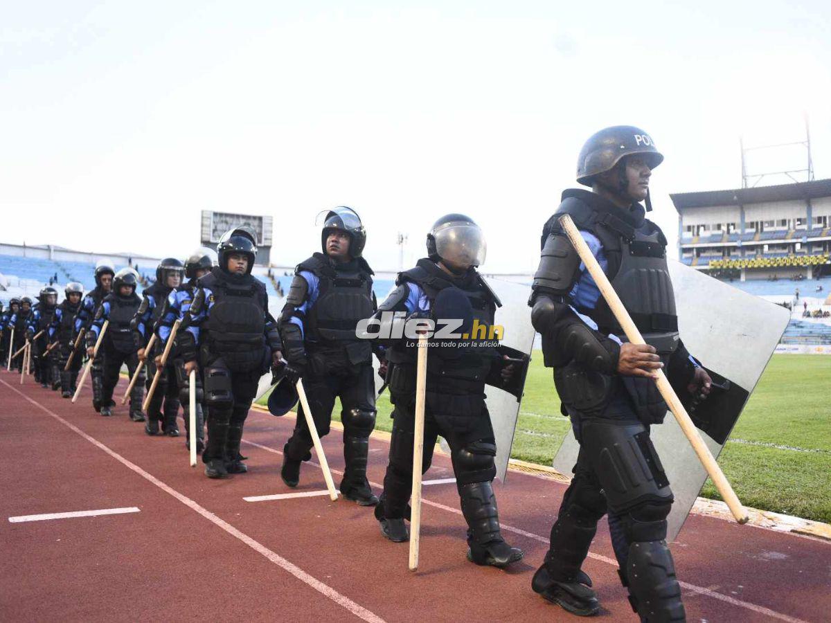 Efectivos de la policía también resguardarán el interior del estadio Olímpico. FOTOS: Mauricio Ayala | Héctor Edú | Neptalí Romero.