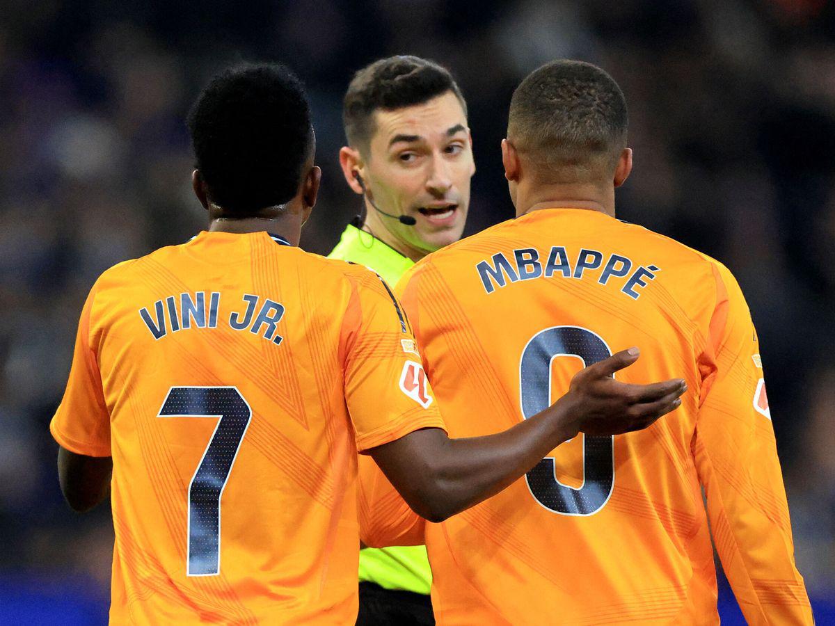 Castigo para los árbitros del Real Madrid - Espanyol: los mandan a la nevera tras polémica acción contra Mbappé