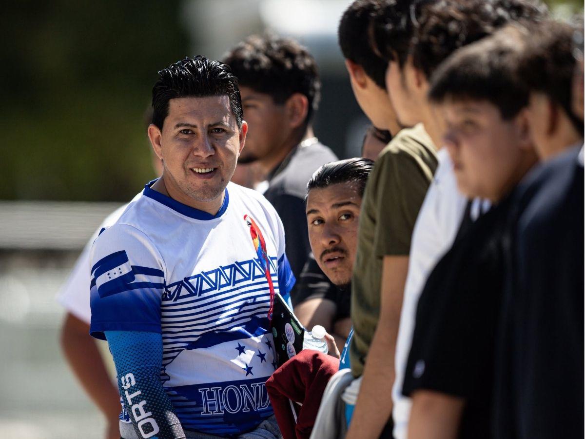 Carrazo con la bandera de Honduras, la loca pancarta, el gringo-catracho, Real España presente y la fiesta en California