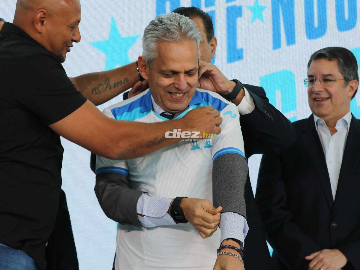 Ovación total a Reinaldo Rueda, el show de Polache, el exjugador que acompañó al DT de Honduras y el curioso obsequio al cafetero