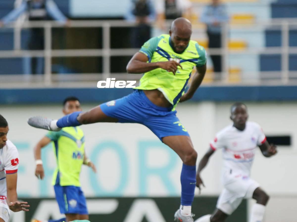 El colombiano Juan Lasso despejando el balón. Foto Alex Pérez.