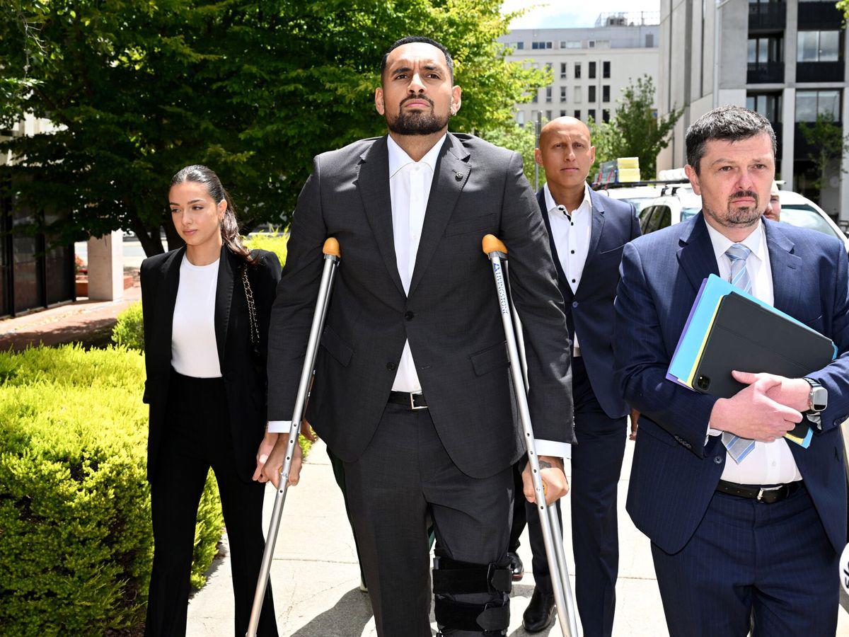 Kyrgios llegó a la corte de Canberra con muletas por una cirugía de rodilla que le impidió participar en el Abierto de Australia en enero.