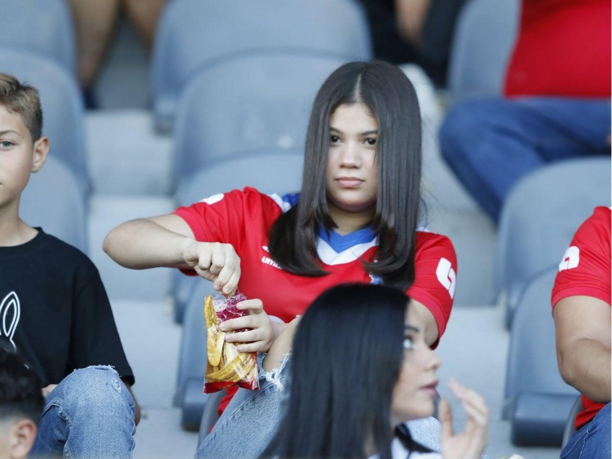 Derroche de bellezas de Olimpia y Real España y jeque causó furor previo al clásico moderno en el Estadio Morazán