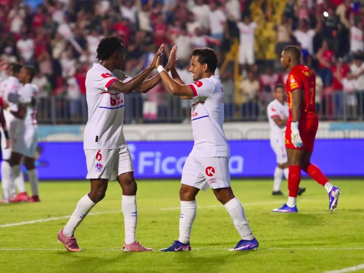 Motivo del enojo de Campos, infiltrado y Laura Meza ¿Con camisa de Olimpia?