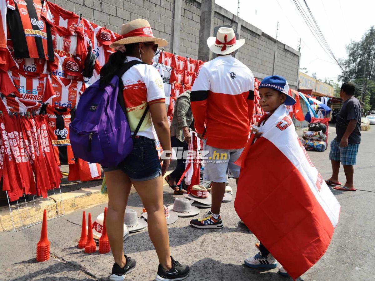 Marea Roja en La Ceiba, bellas hinchas del Vida invaden y aficionado se roba el show con extraño vestuario