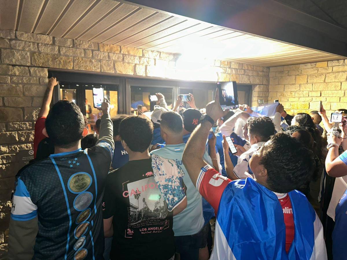 Rougier enamoró y la petición especial de la afición: así fue el histórico banderazo en la previa de Honduras - Costa Rica