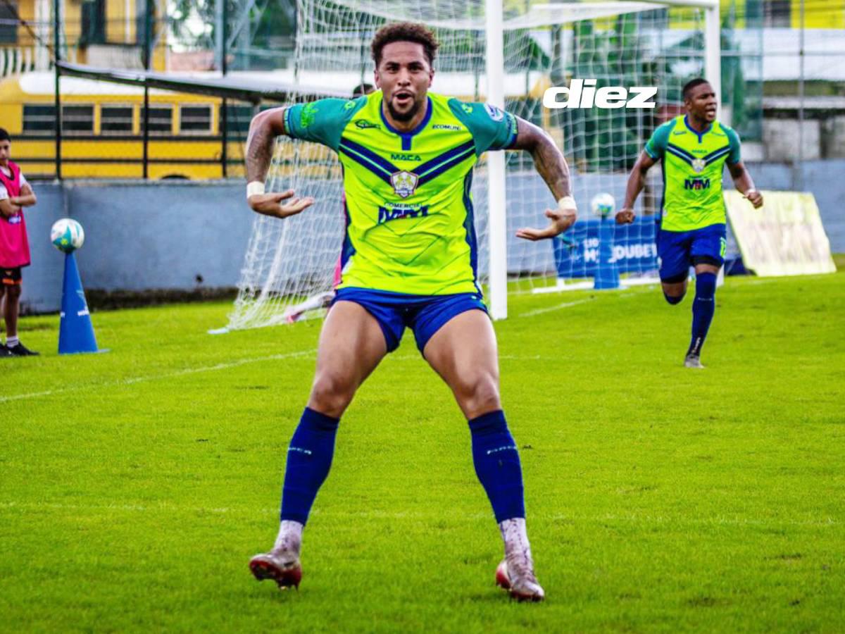 Rodrigo de Olivera celebrando su gol en el partido. Foto Mauricio Ayala.