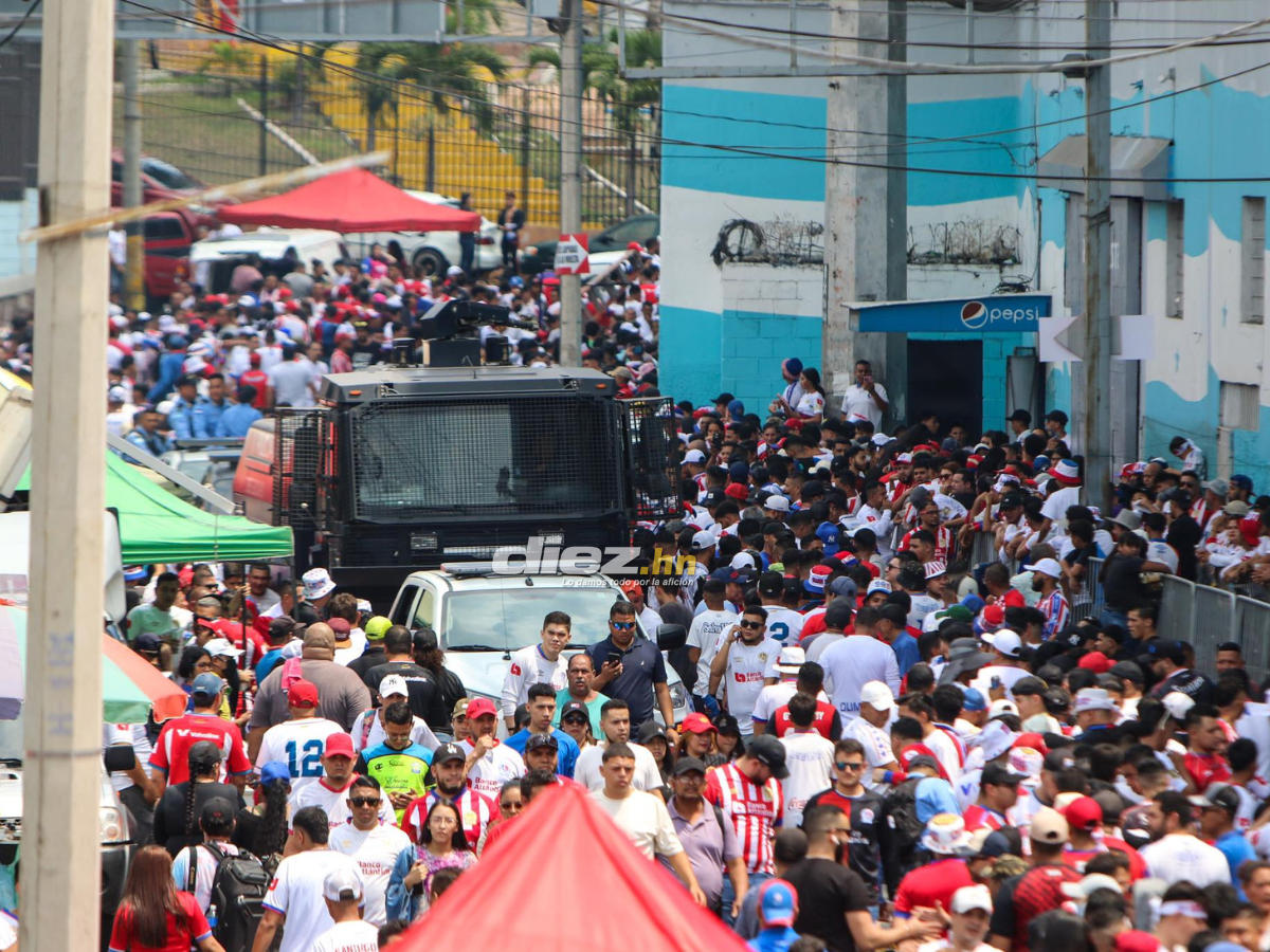 La afición ya está ingresando al Estadio Nacional de Tegucigalpa para presenciar la gran final del fútbol hondureño. FOTO: Andro Rodríguez.