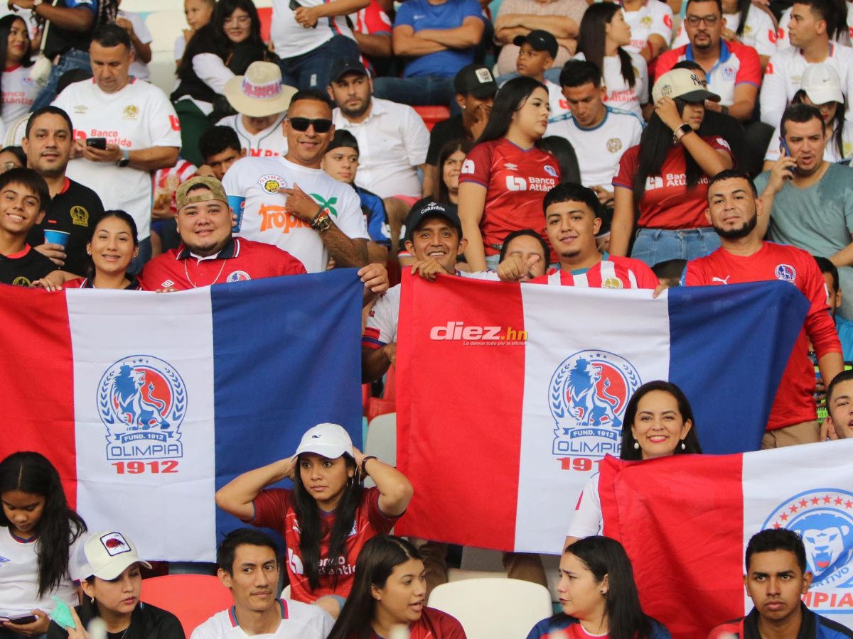 Los aficionados de Olimpia muestran las banderas del Rey de Copas en el Estadio Nacional de Tegucigalpa. FOTO: Andro Rodríguez.