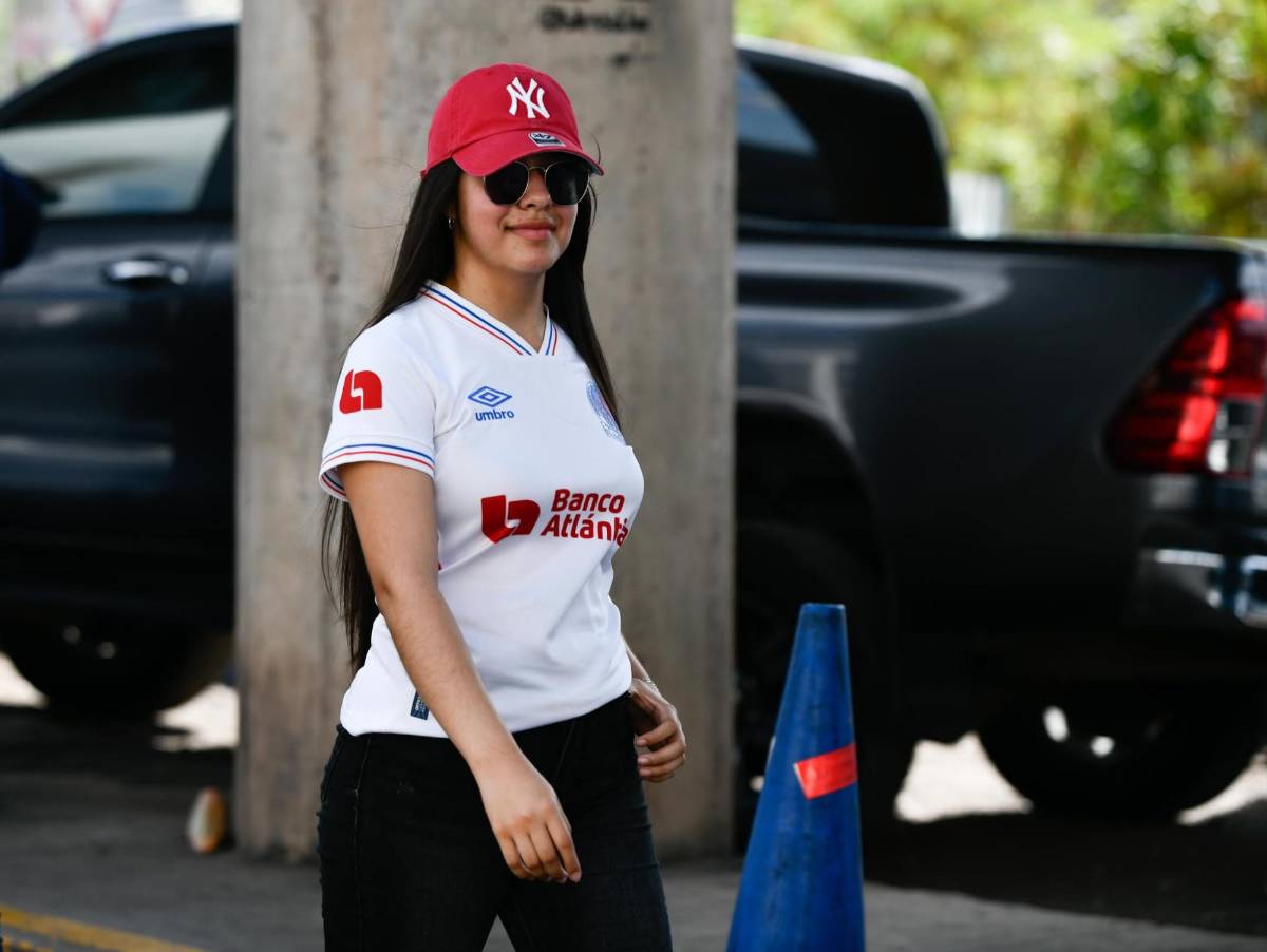 ¿Quién es la aficionada de la Máquina que se roba las miradas? Bellezas adornan la final entre Olimpia y Real España