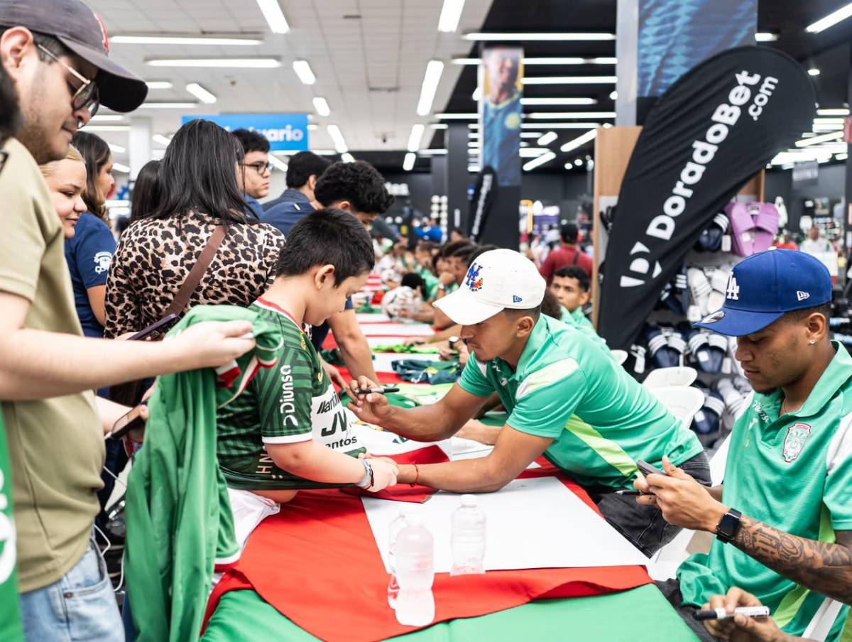 ¡Locura! El niño que conquistó el corazón de Marathón y se “tatuó” las firmas en la piel