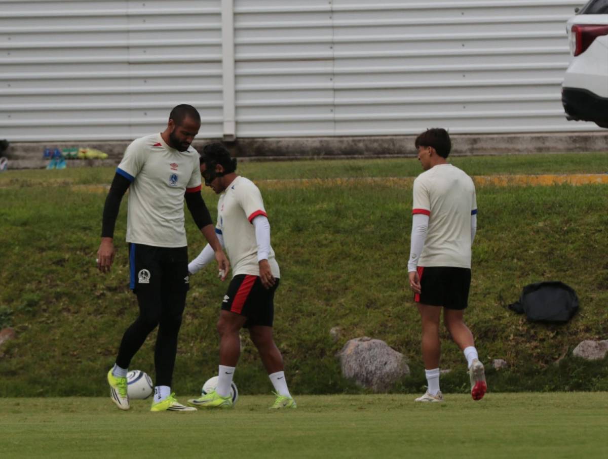 Espinel en vilo: tres futbolistas de Olimpia encienden las alarmas en pleno entreno