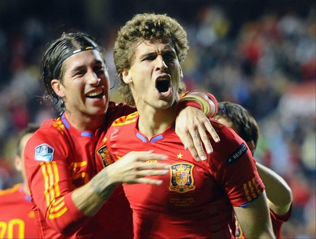 Fernando Llorente celebrando un tanto con la ‘Roja’ junto al defensor Sergio Ramos.