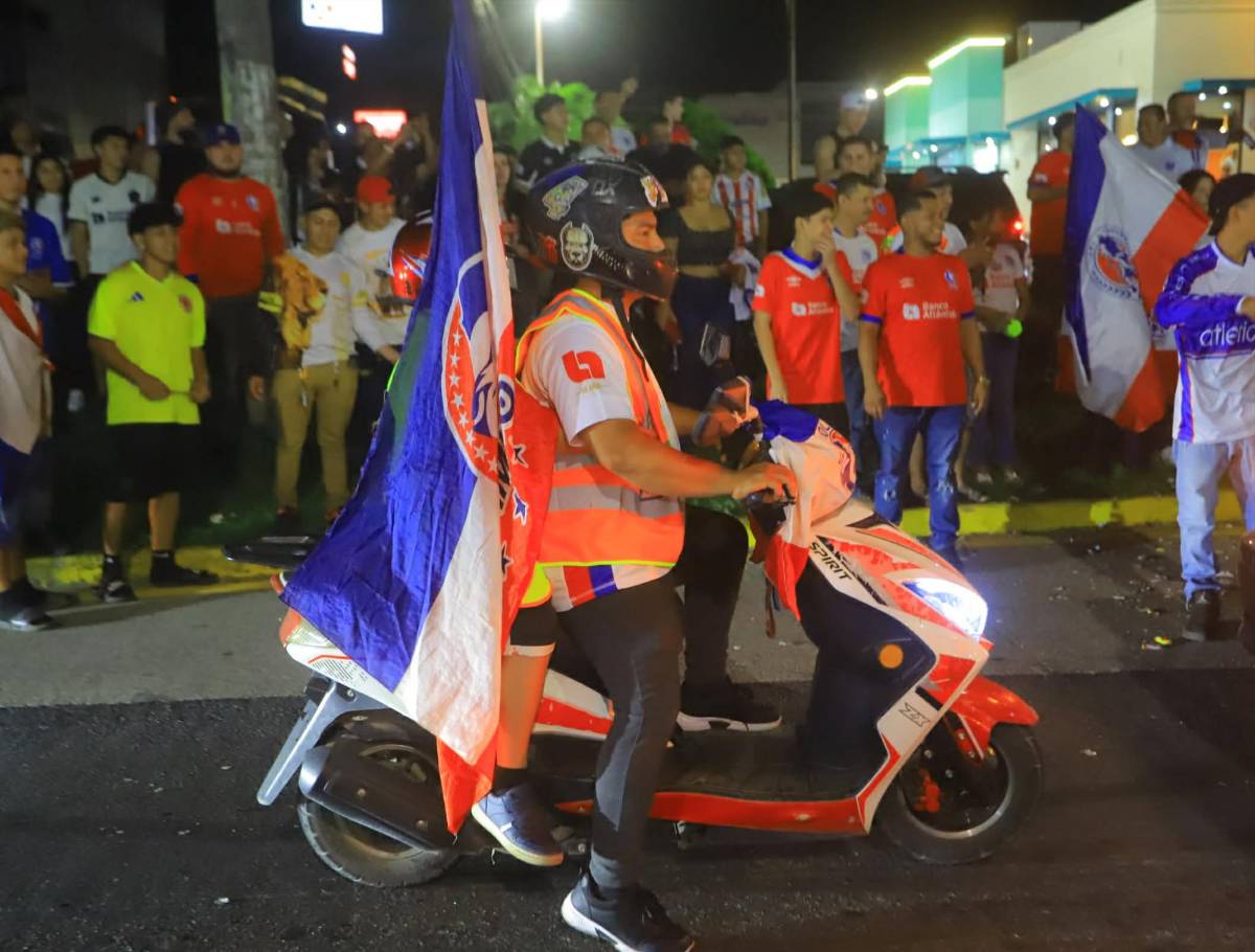 La Cybertruck de la 40, jugador casi se traga un confeti, los chalecos y locura de Espinel: las fotos más curiosas del título del Olimpia