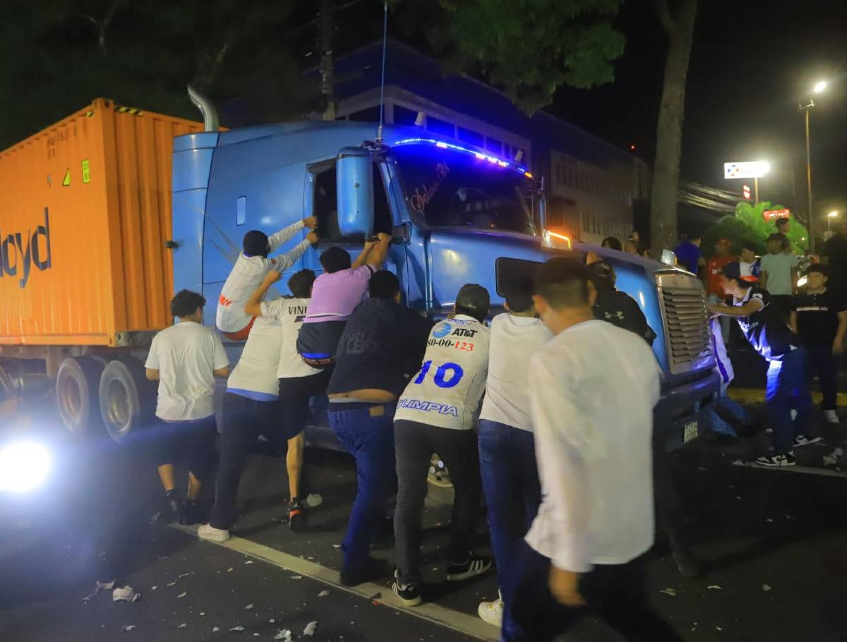 La Cybertruck de la 40, jugador casi se traga un confeti, los chalecos y locura de Espinel: las fotos más curiosas del título del Olimpia