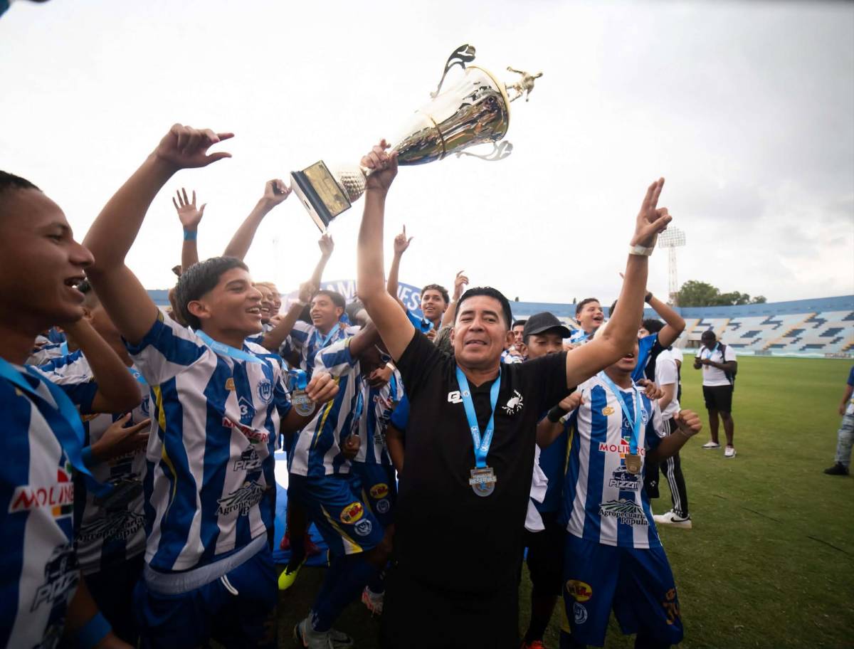¡La Ceiba de fiesta! Victoria celebró por lo alto, fichaje del Olimpia presente y exmundialista llegó a la final de Reservas