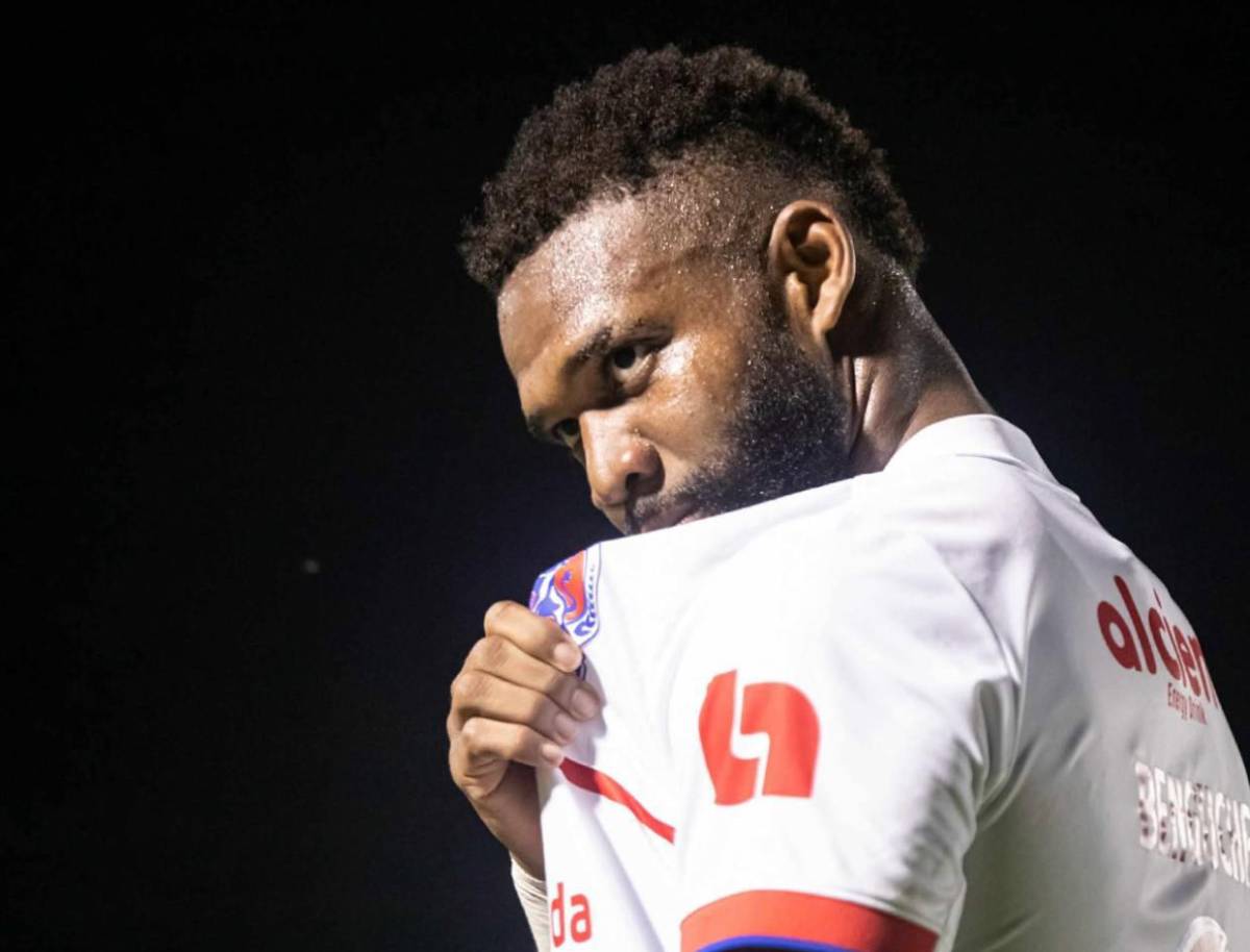 Mujer policía causa furor, promesa de Olimpia sorprende y Benguché responde insulto en el estadio Rubén Deras