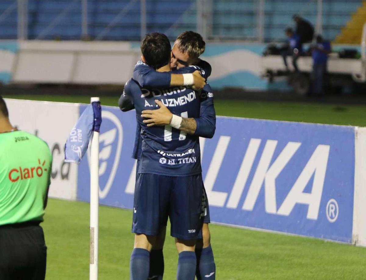 Doble récord y los besos de Auzmendi en su hat-trick y emotivo debut en el Motagua, ¿quién es el niño que brilló?