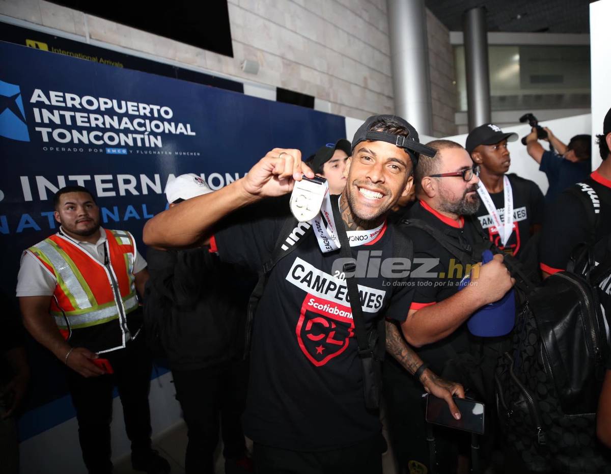 La llegada triunfal del campeón Olimpia a Honduras: La locura del ‘Patón’, el recibimiento a Bengtson y ¿quién bajó la copa?