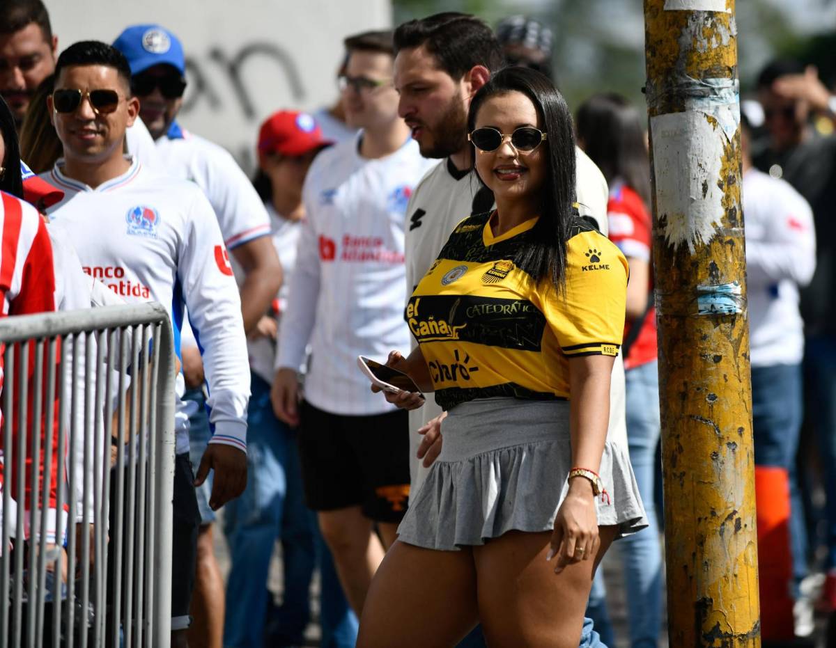 Espectacular llegada de la Ultra Fiel, la chica de Olimpia que fue la sensación y llenazo en el Chelato Uclés para la final