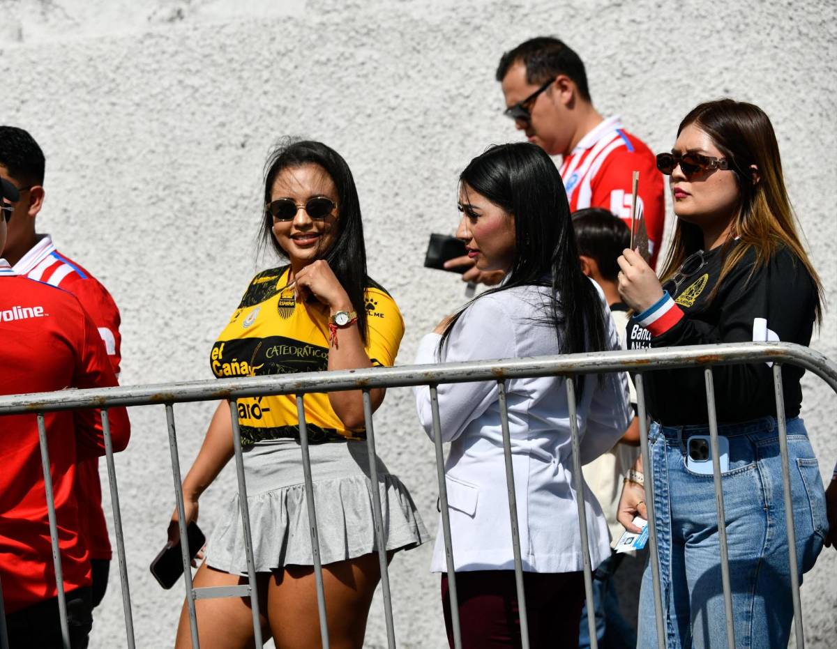 ¿Quién es la aficionada de la Máquina que se roba las miradas? Bellezas adornan la final entre Olimpia y Real España