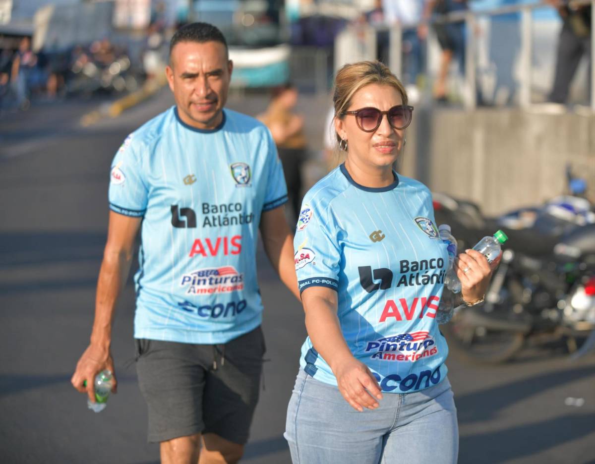 Chicas, niños y el sujeto que bajó del bus del Génesis previo al partido vs Motagua