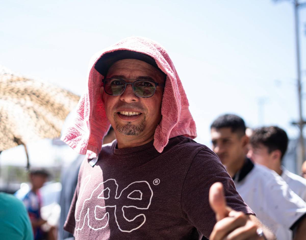 ¡Es una locura! Largas filas para comprar los boletos del partido de tiktokers entre Honduras y El Salvador