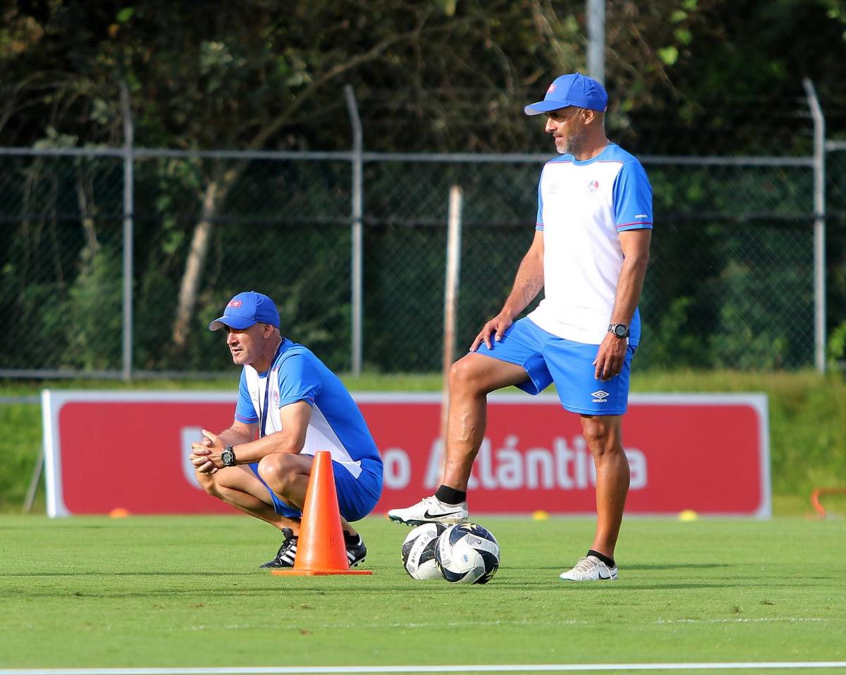 El nuevo 11 que está armando el Olimpia de Eduardo Espinel con los fichajes para recuperar el trono en la Liga Nacional