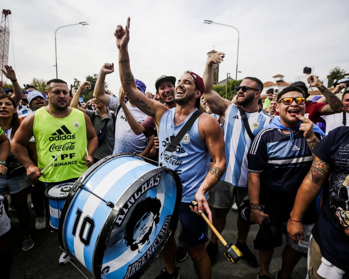 Demencia por Messi, estrambóticos tatuajes y las bellas chicas de Argentina en locura en las calles del Monumental