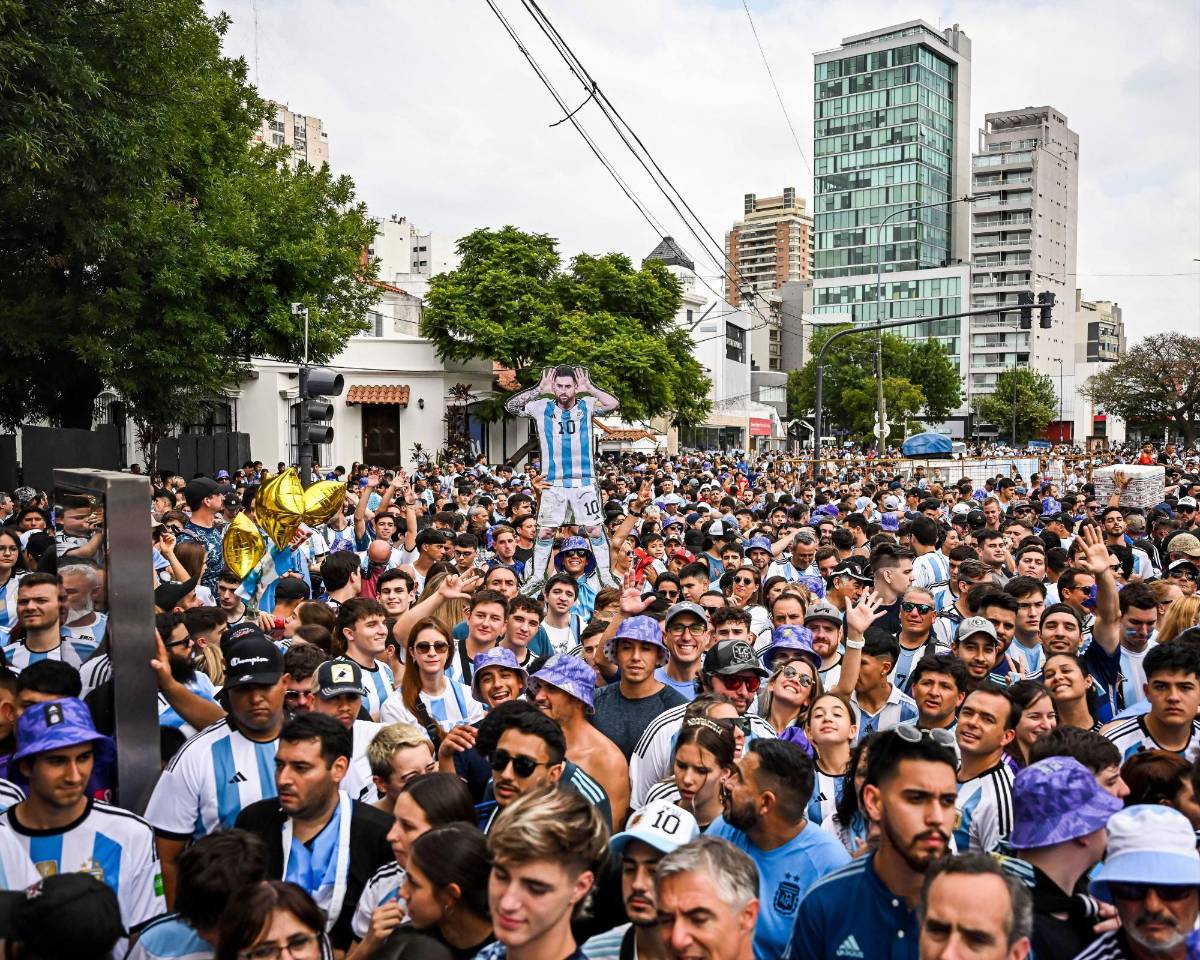 Demencia por Messi, estrambóticos tatuajes y las bellas chicas de Argentina en locura en las calles del Monumental