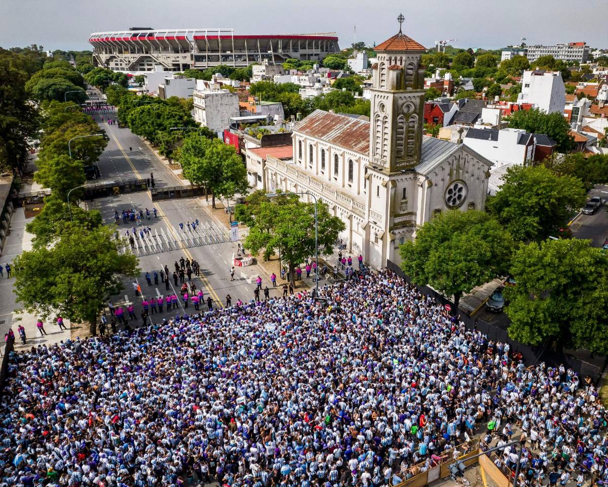 Demencia por Messi, estrambóticos tatuajes y las bellas chicas de Argentina en locura en las calles del Monumental